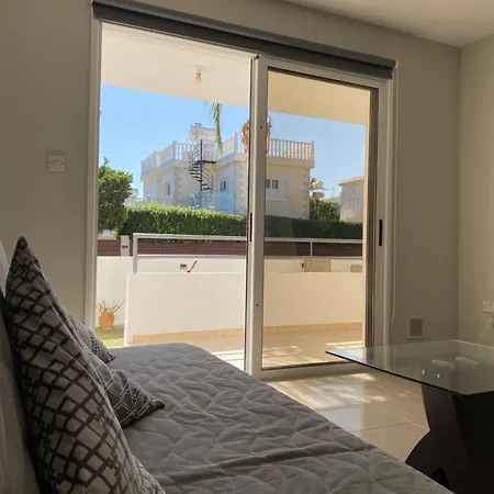 Nissi Bliss * Ajía Nápa